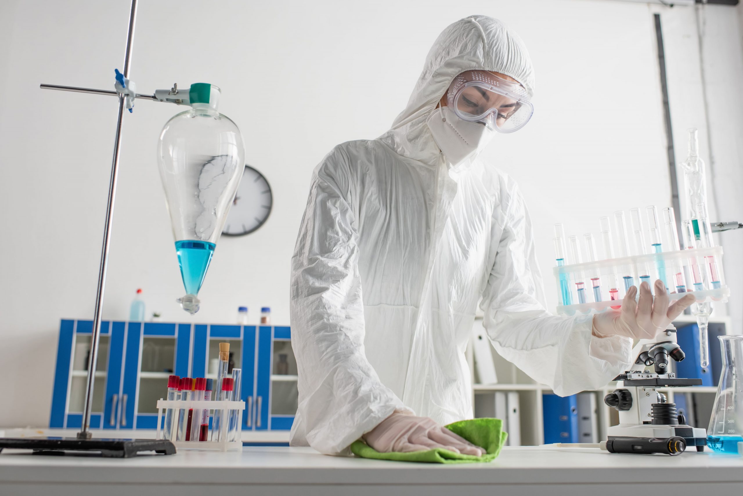procedimiento de limpieza y desinfección en un laboratorio