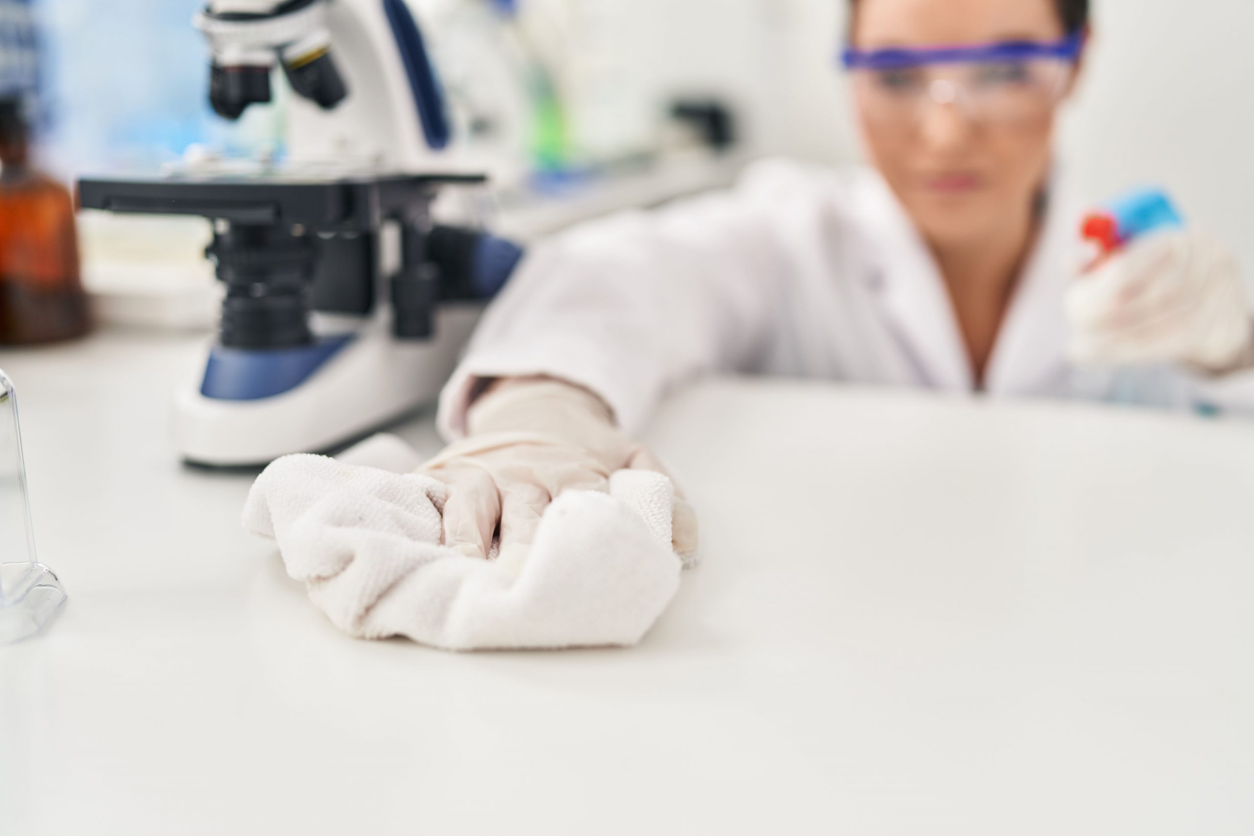 limpieza y desinfección en un laboratorio