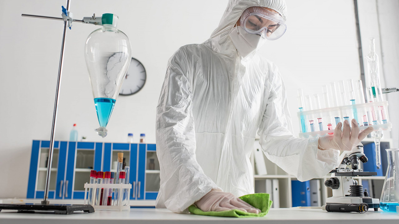 Procedimiento de limpieza y desinfección en un laboratorio Procedimiento de limpieza y desinfección en un laboratorio